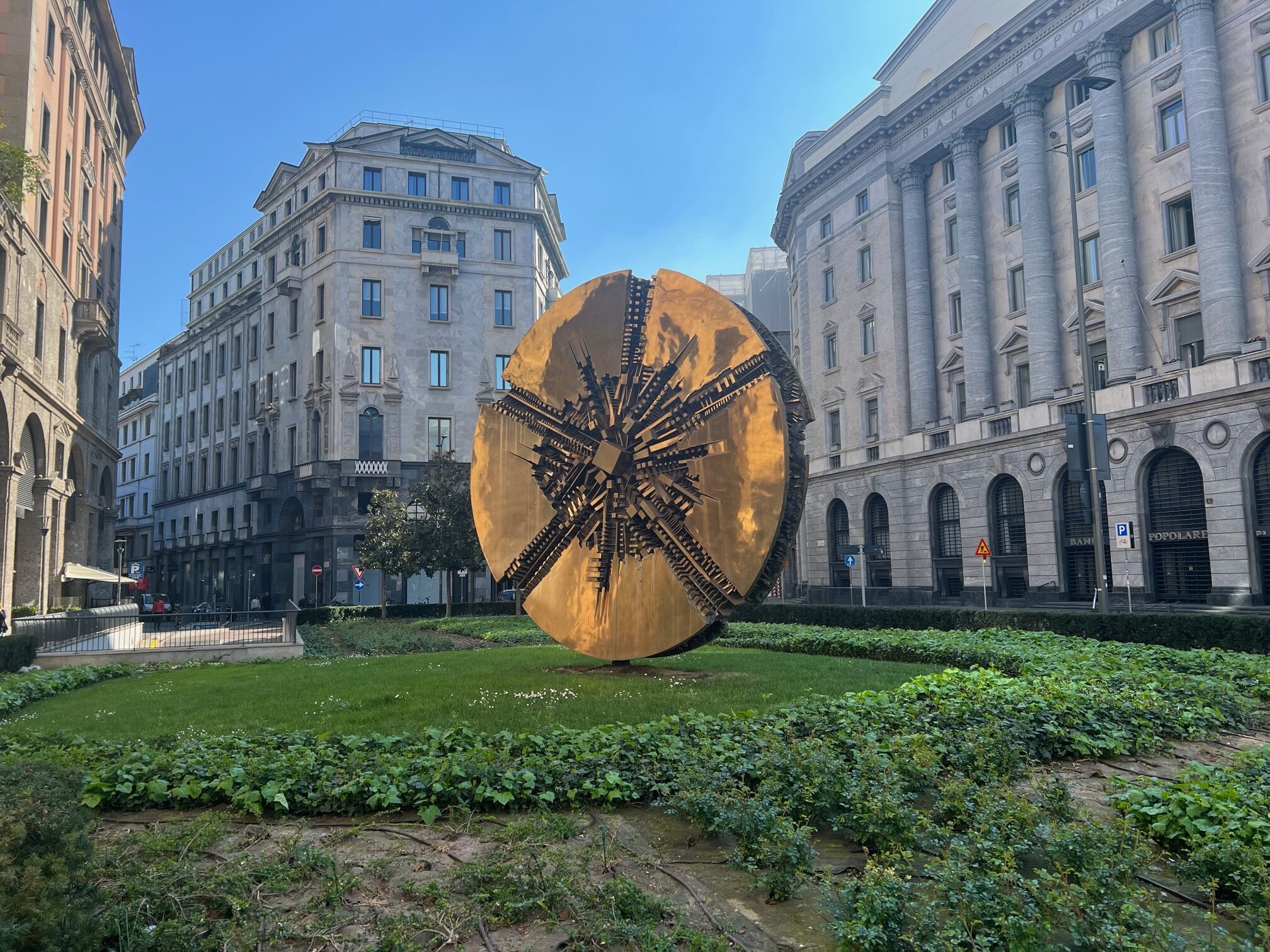 Un tour guidato nella Milano di Arnaldo Pomodoro