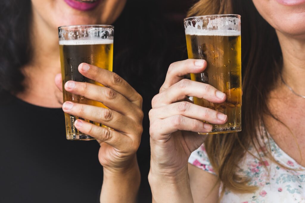Ragazze con birra, foto generica