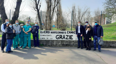 La posa del nuovo cartello davanti all'ospedale Bassini, foto dal profilo Facebook ufficiale del sindaco Giacomo Ghilardi