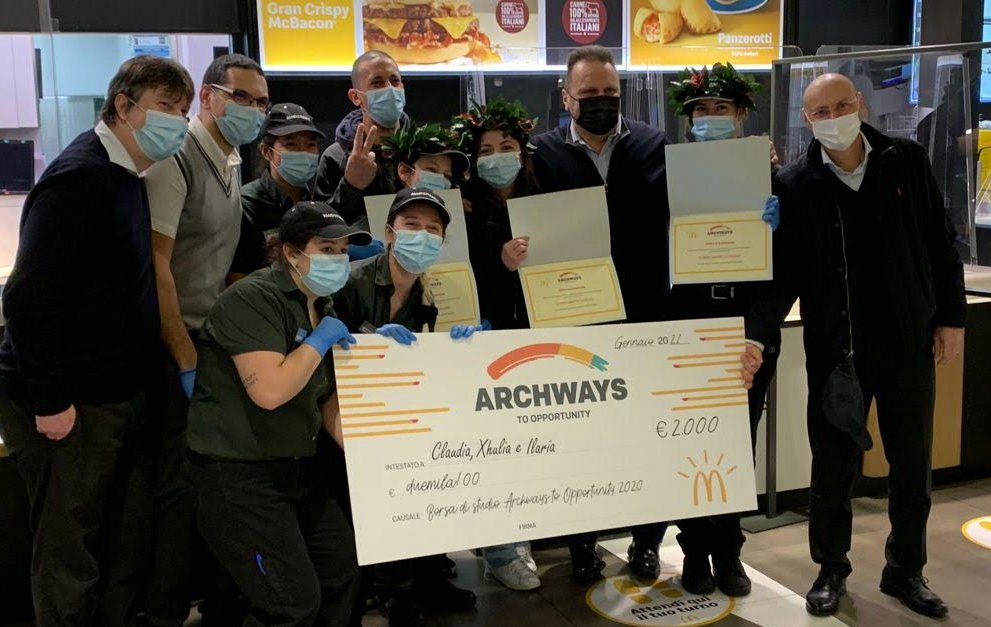 Studentesse lavoratrici di McDonald's premiate con la borse di studio aziendale