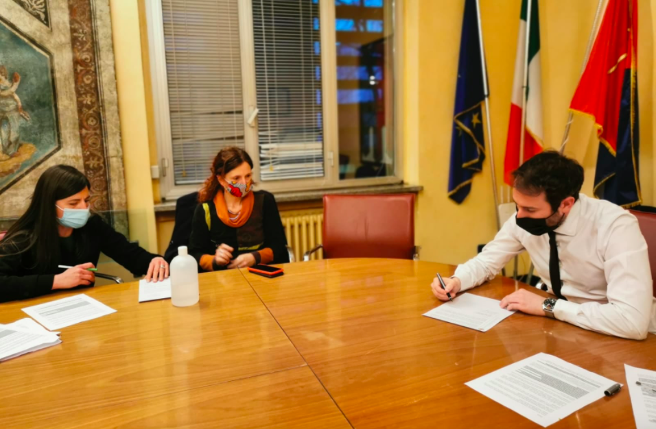 Il sindaco Giacomo Ghilardi firma la lettera del Movimento Scuola Aperta