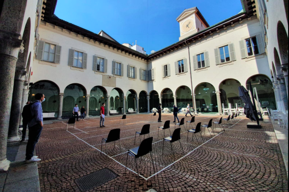 Il cortile del Piccolo Teatro di Milano, foto tratta dalla Pagina Facebook del Teatro