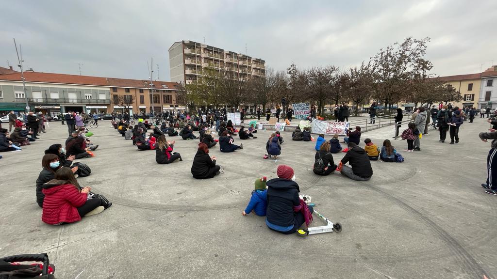 Flash mob in piazza Gramsci contro la dad