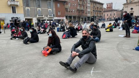 Flash mob dei genitori cinisellesi in piazza Gramsci giovedì 11 marzo