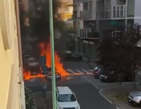 sesto auto in fiamme