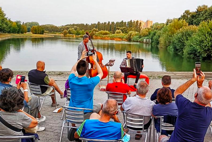 Foto dalla pagina Facebook del Sun Strac relativa al concerto all'alba di luglio parco nord