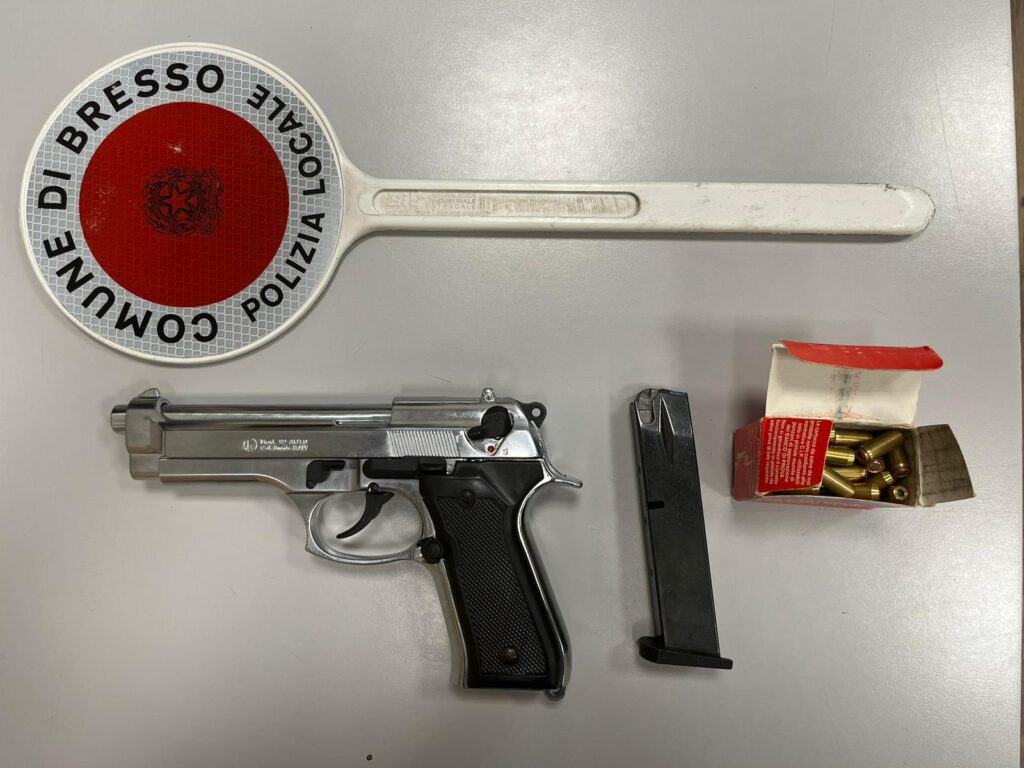 Bresso, fermato dalla polizia locale: aveva pistola scacciacani con 40  cartucce