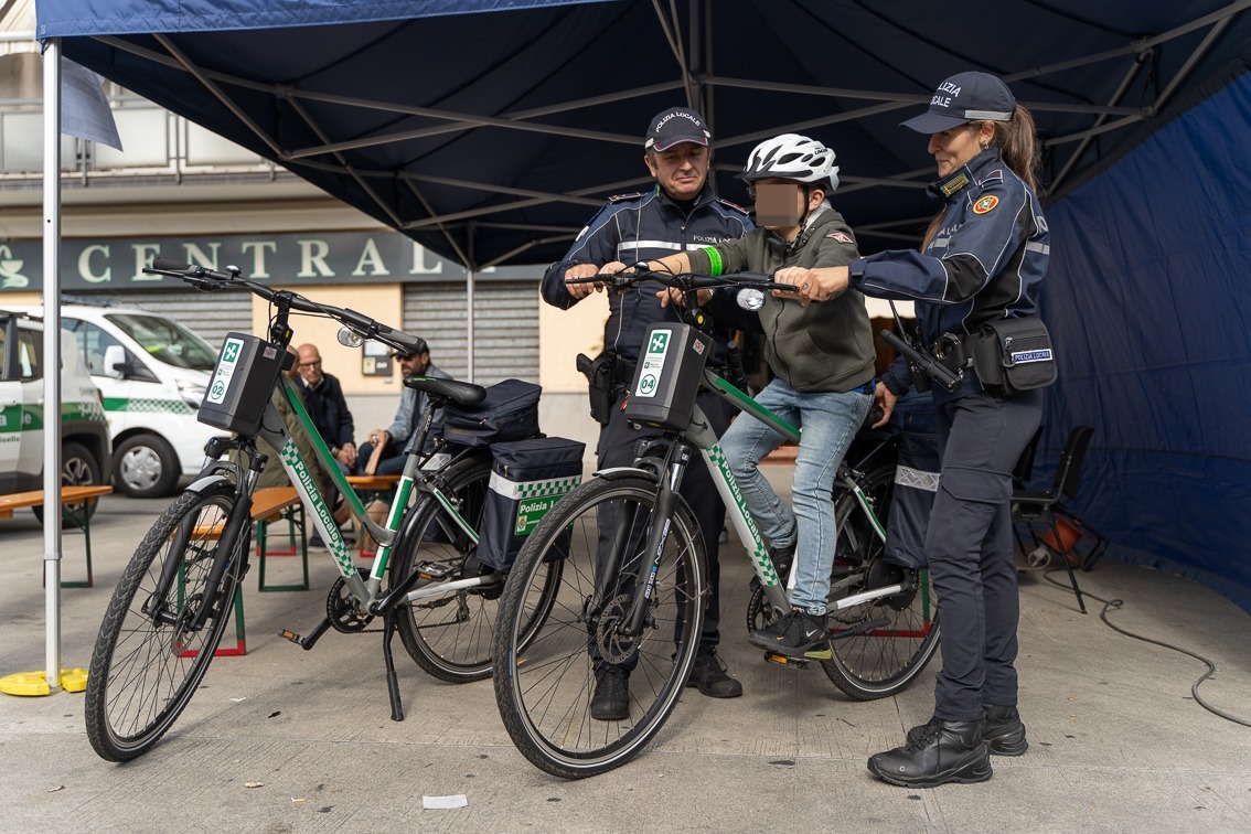 pedala con la testa cinisello balsamo lezioni della polizia locale 1