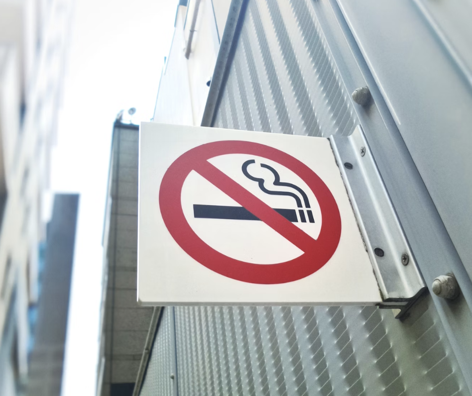 Milano, da gennaio 2025 sarà vietato fumare all'aperto
