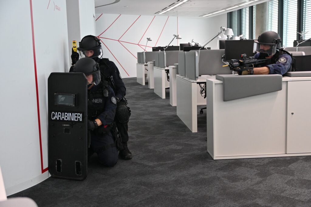 Milano, esercitazione antiterrorismo dei carabinieri nella Torre Generali