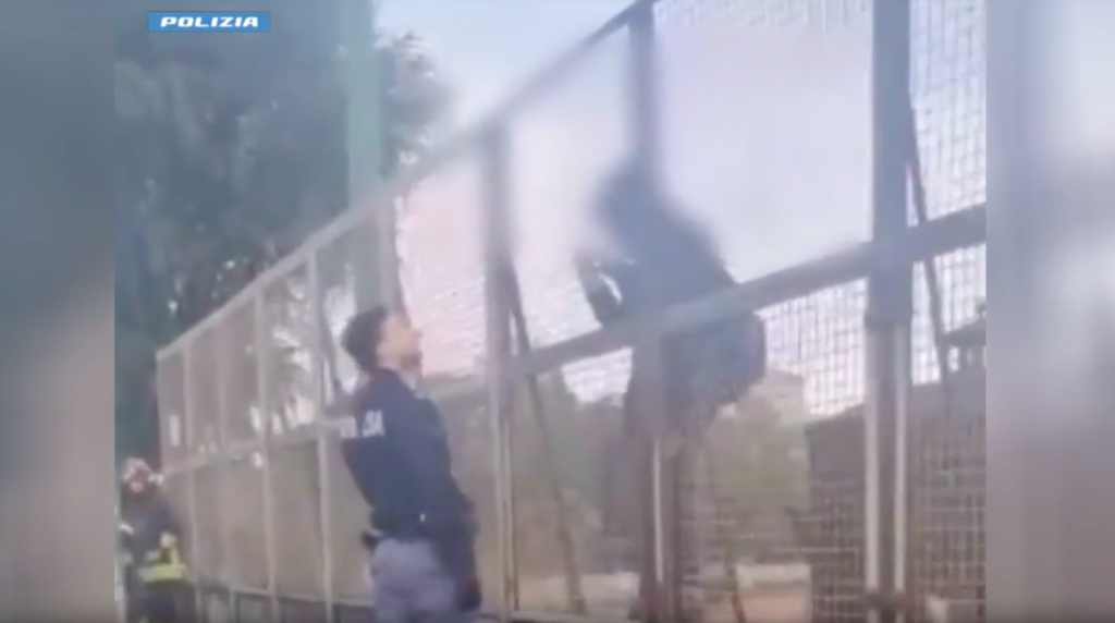 Polizia salva uomo che minacciava di lanciarsi nel vuoto