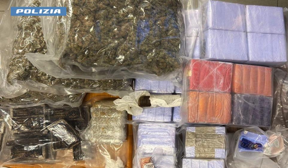 Milano, 50 chili di droga e 20mila euro: 7 persone in manette