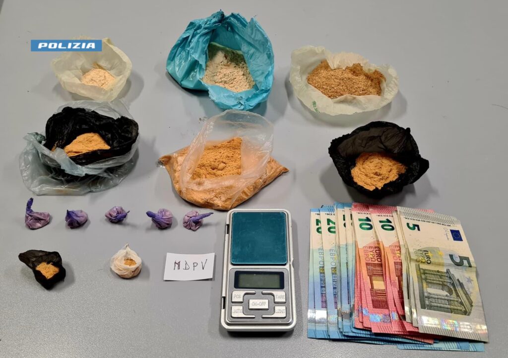 Consegnava droga in motorino a Milano, arrestato 19enne