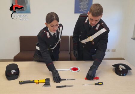 Prende 2mila euro di multe con l’auto dell’amico, poi lo perseguita