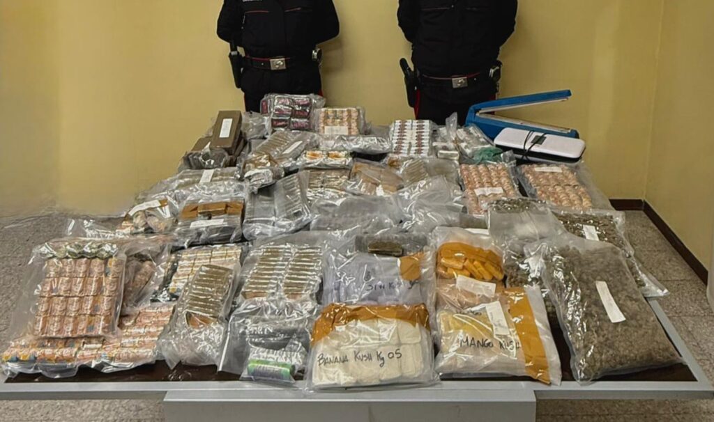 Carabinieri intervengono per allagamento e trovano 70 chili di hashish