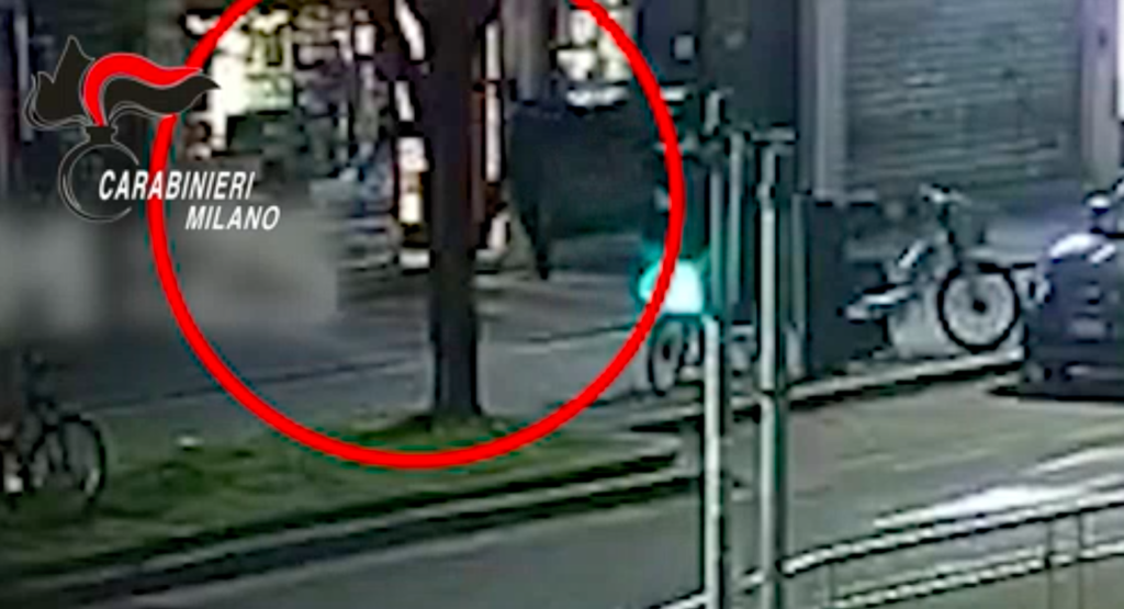 Milano, accoltella titolare negozio per rapinarlo: in manette 27enne