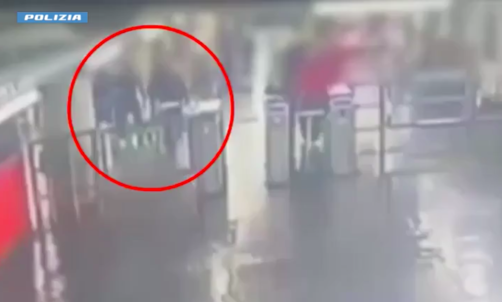 Milano, rapina e aggressione in metropolitana: arrestato 15enne