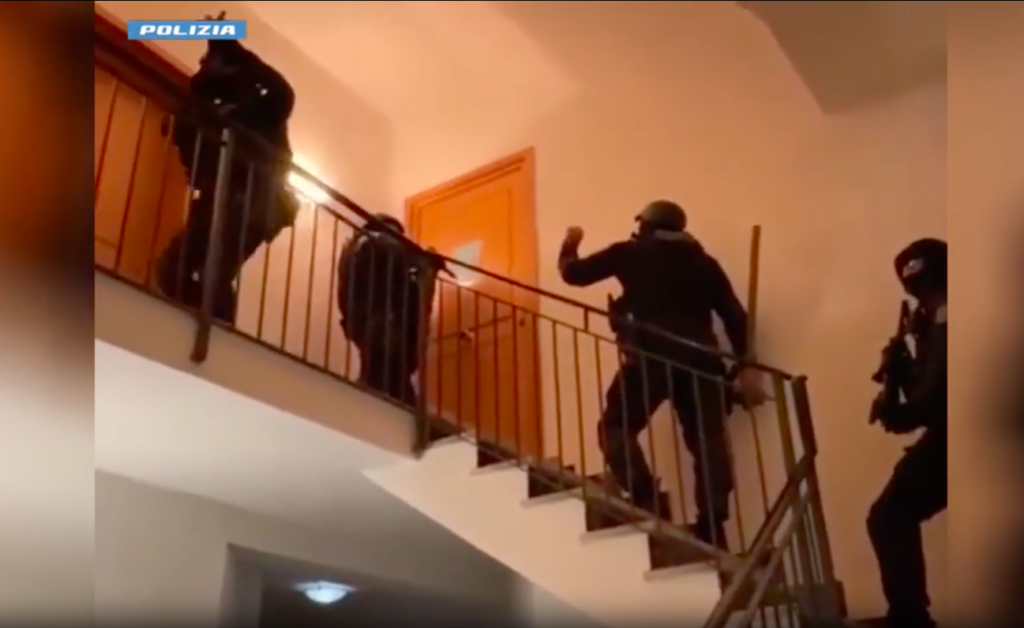 Milano, rete di armi, droga e immigrazione clandestina: quattro arresti