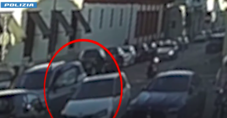 Milano, strappa orecchini con diamante a donna che ha appena parcheggiato