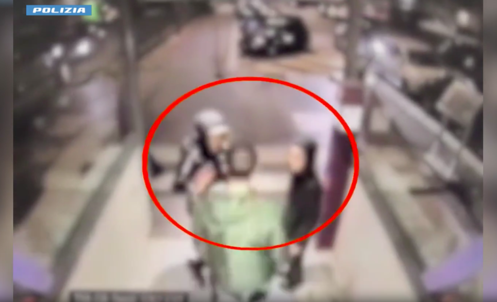 Milano, rapina con spray urticante per una collana d'oro: arrestati