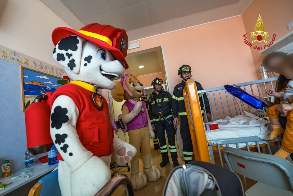 I vigili del fuoco consegnano doni ai piccoli pazienti del Niguarda