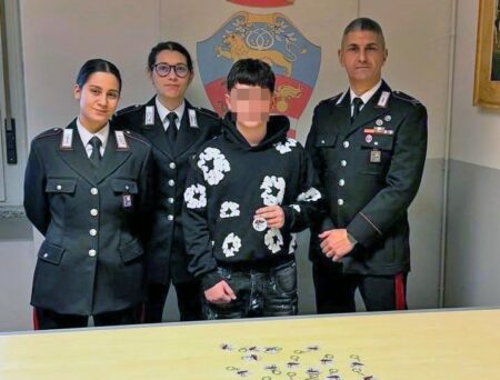 Il regalo di un bambino di 13 anni ai carabinieri di Rozzano