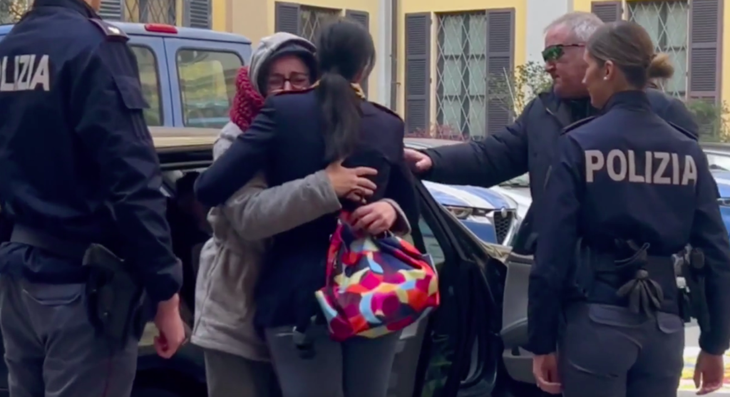 Ritrovato a Milano il 14enne Diego: l'abbraccio con la madre