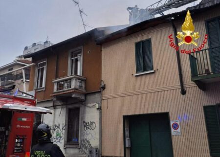 Incendio a Milano, due anziani salvati dai vigili del fuoco