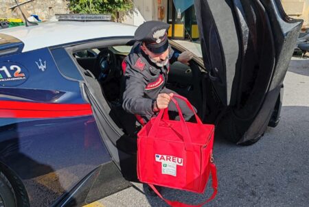 I carabinieri trasportano farmaci urgenti per i giovani feriti di Crans-Montana
