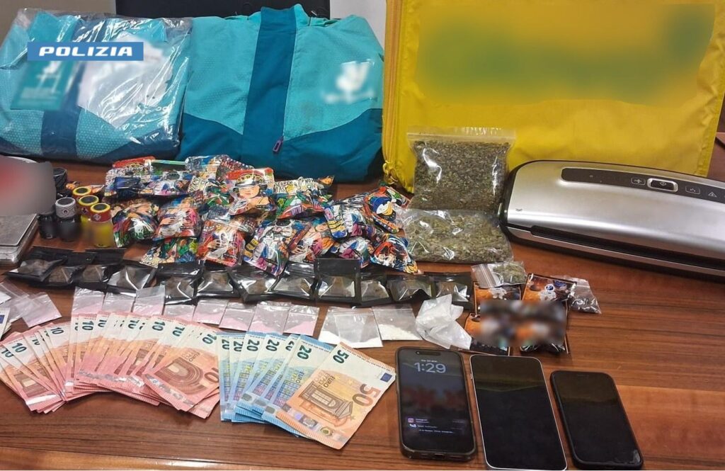 Milano, si veste da rider per consegnare droga: in manette 24enne