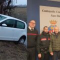 Anziano finisce con l'auto in bilico su un canale: salvato dai carabinieri
