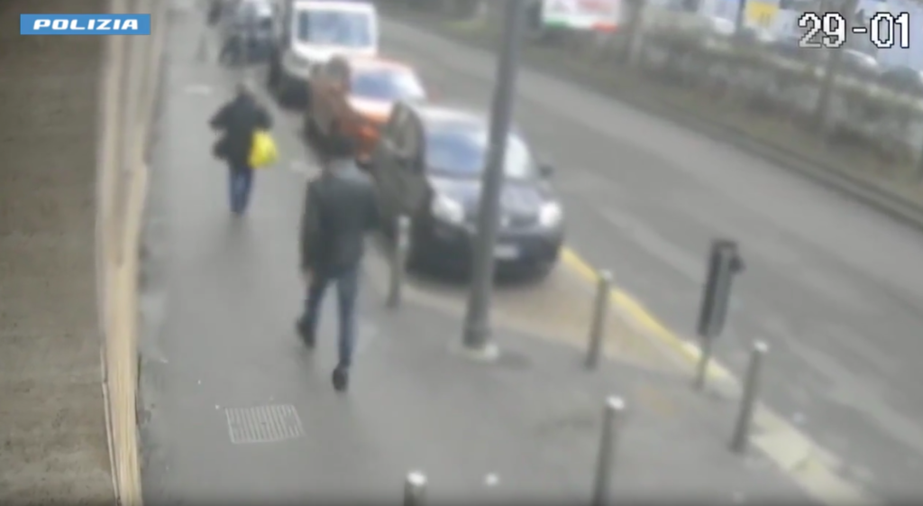 Milano, fermato 26enne per tre rapine a persone anziane