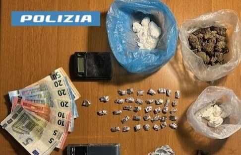 Milano, pusher scovato dalla polizia: in manette 27enne