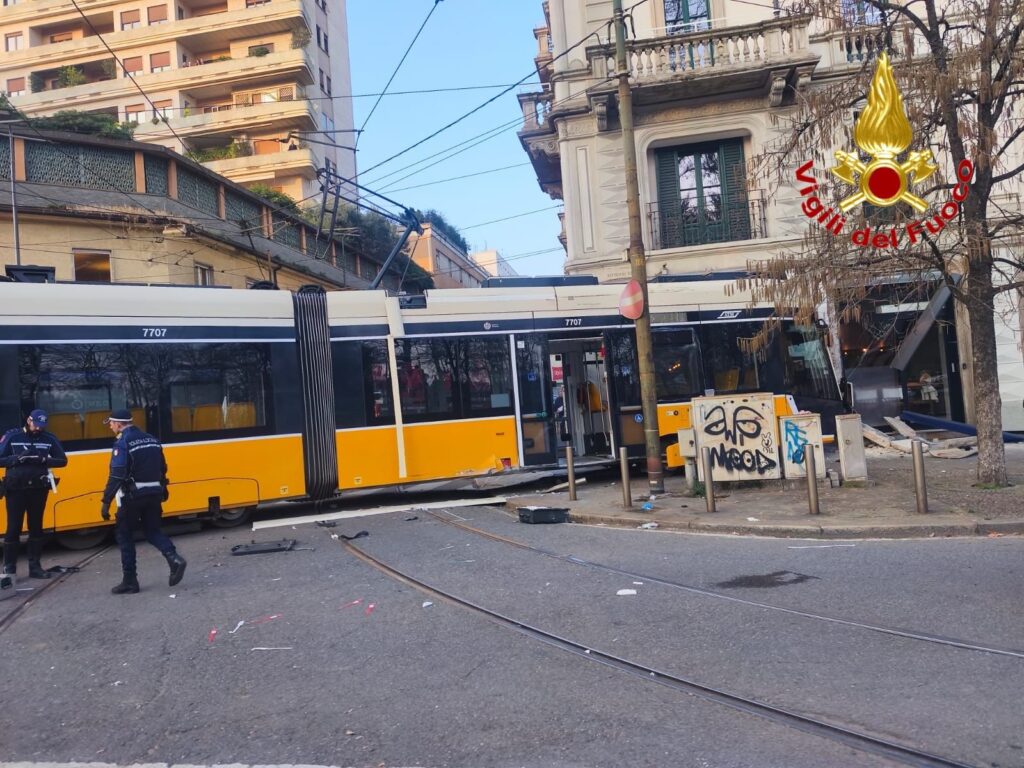Tram deragliato a Milano, due vittime e 39 feriti