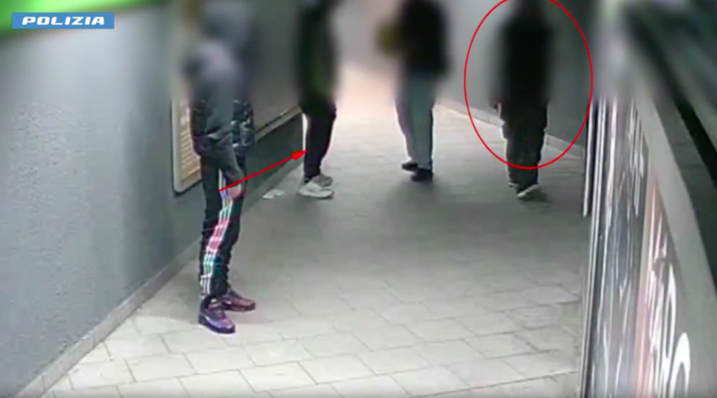 Milano, rapina alla fermata di Loreto: fermato 18enne