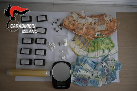 Carabinieri arrestano pusher nel milanese: sequestrati 1 chilo di hashish e 18mila euro