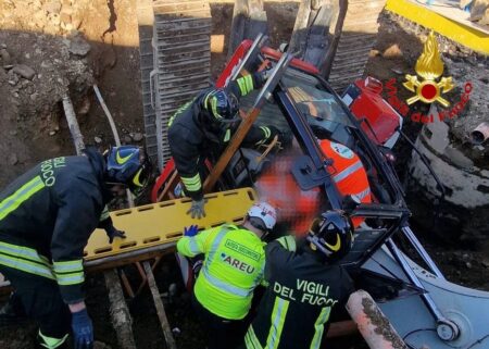 Ruspa precipita in un fosso: operaio ferito nel milanese