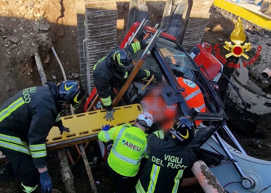 Ruspa precipita in un fosso: operaio ferito nel milanese