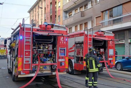 Incendio a Milano, evacuati i condomini di un palazzo