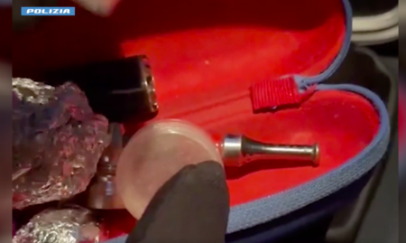 Milano, droga nascosta sotto il cambio dell’auto: arrestato 41enne