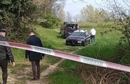 Uomo di 35 anni trovato morto in un bosco nel milanese