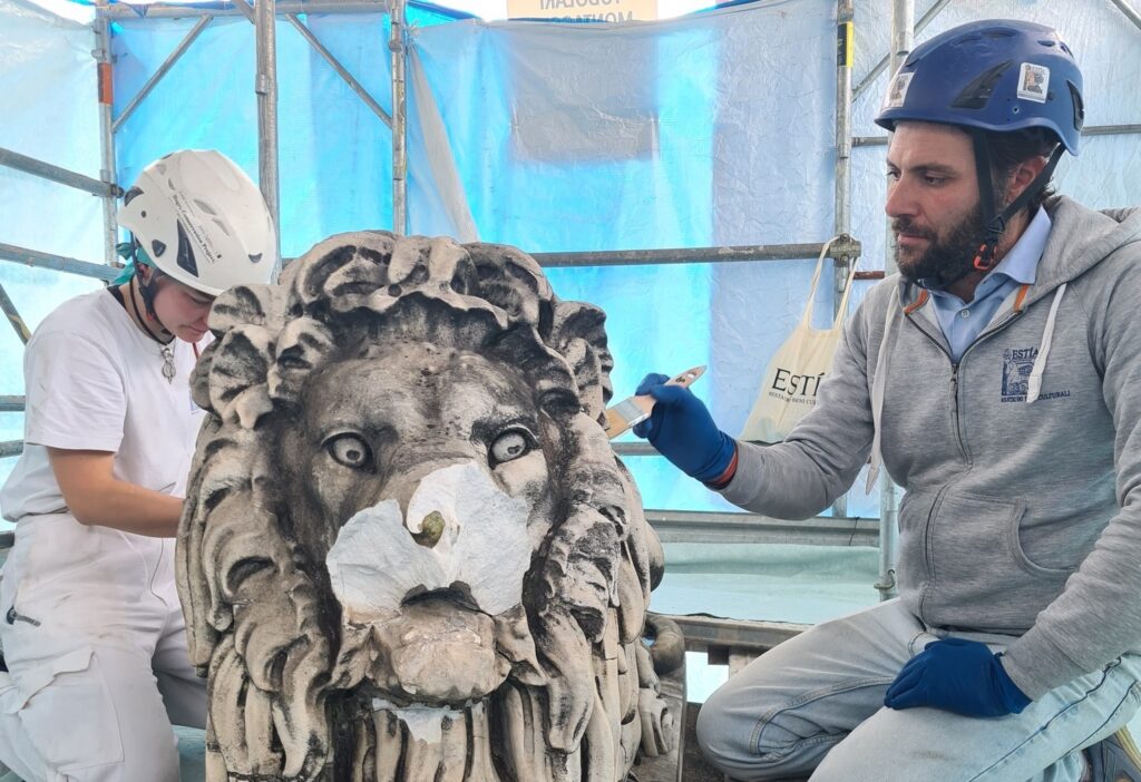 Monza, iniziati i lavori di restauro della statua del Ponte dei Leoni