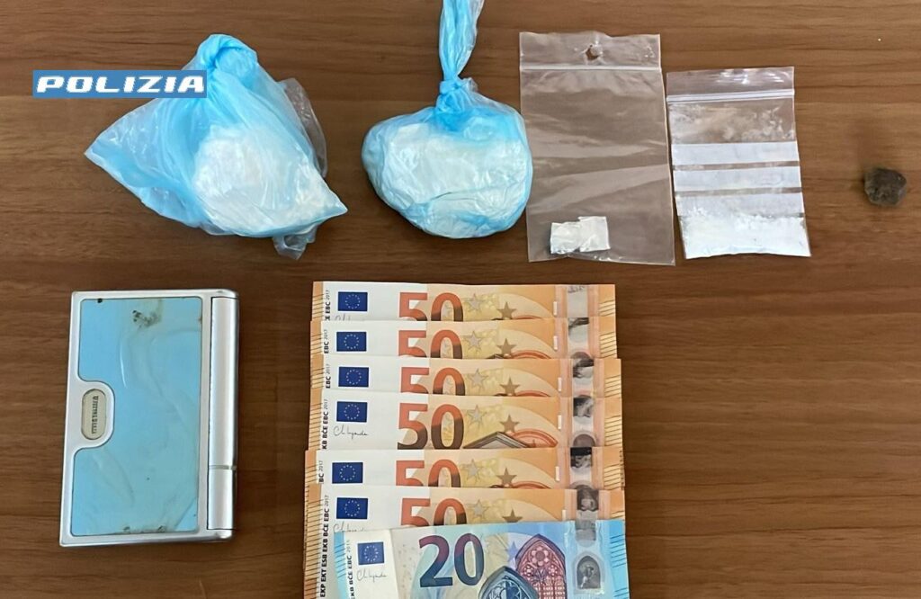Milano, spacciava cocaina in casa: pusher in manette