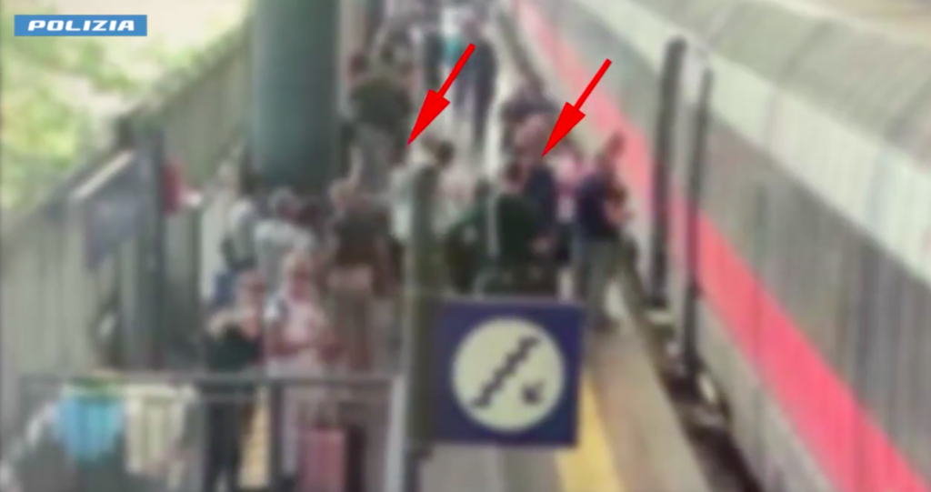 Rubano uno zaino a bordo di un treno a Milano: arrestati