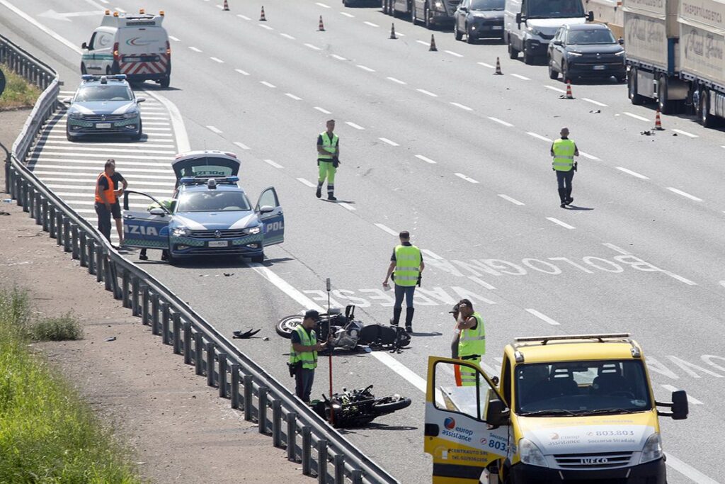 Scontro tra moto sull’A4: gravi due motociclisti