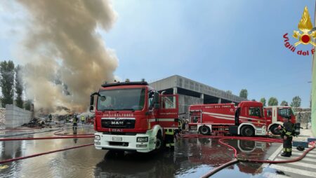 Spaventoso incendio in una piattaforma ecologica nel milanese