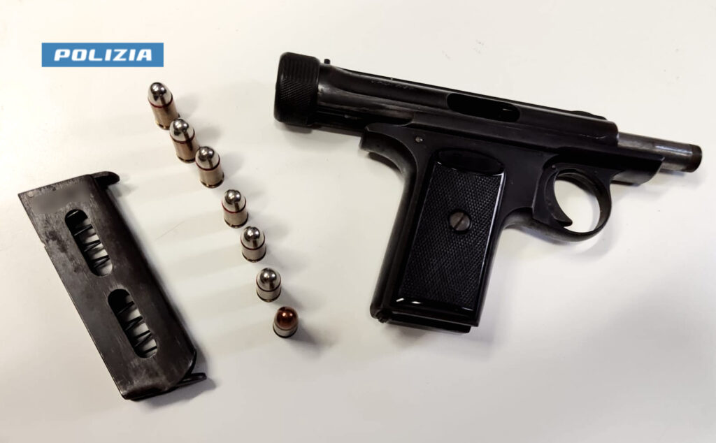Milano, 37enne aggredisce una coppia e li minaccia con una pistola: arrestato