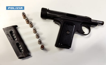 Milano, 37enne aggredisce una coppia e li minaccia con una pistola: arrestato