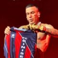 Sfera Ebbasta sul palco a San Siro con la maglia del Cinisello
