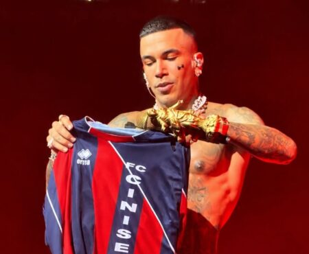 Sfera Ebbasta sul palco a San Siro con la maglia del Cinisello